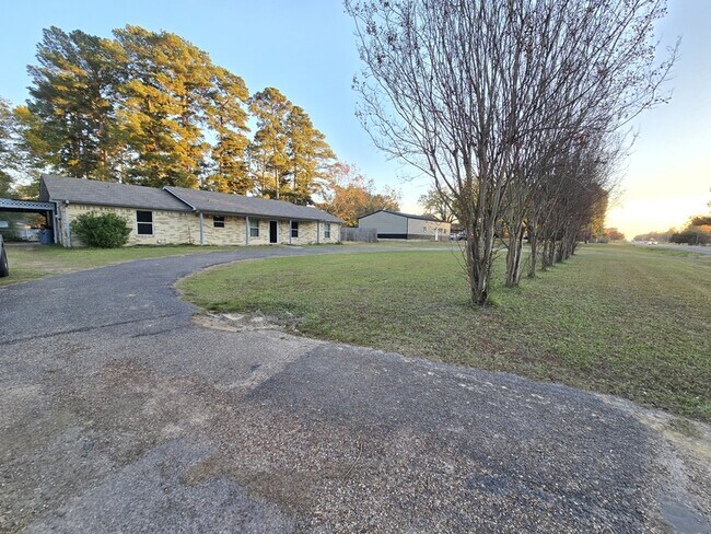 1514 State Hwy 155 in Gilmer, TX - Foto de edificio - Building Photo