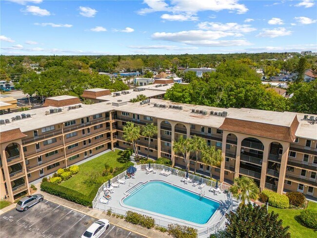 2525 W Bay Dr in Belleair Bluffs, FL - Building Photo - Building Photo