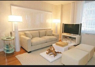 320 W 38th St in New York, NY - Building Photo - Building Photo