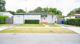 4821 SW 5th St in Coral Gables, FL - Building Photo