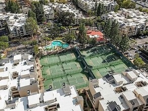 5530 Owensmouth Ave, Unit 113 in Woodland Hills, CA - Building Photo - Building Photo