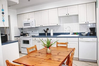 330 Grant St, Unit SI FL1-ID1077063P in Hollywood, FL - Building Photo - Building Photo