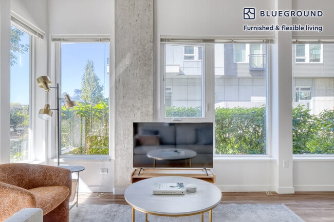 12269 NE 12th Ln in Bellevue, WA - Building Photo - Building Photo