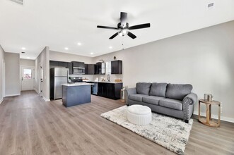 5402 N Gray Dr in Park City, KS - Foto de edificio - Building Photo