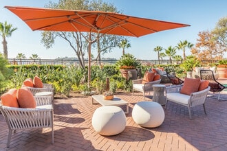Vista Real Apartment Homes in Mission Viejo, CA - Foto de edificio - Building Photo