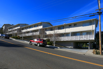 2760 Melendy Dr in San Carlos, CA - Foto de edificio - Building Photo