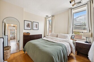 44 Grove St, Unit 9 in Boston, MA - Foto de edificio - Building Photo