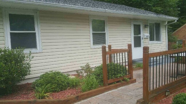 808 Idlewood Dr in Greensboro, NC - Building Photo - Building Photo