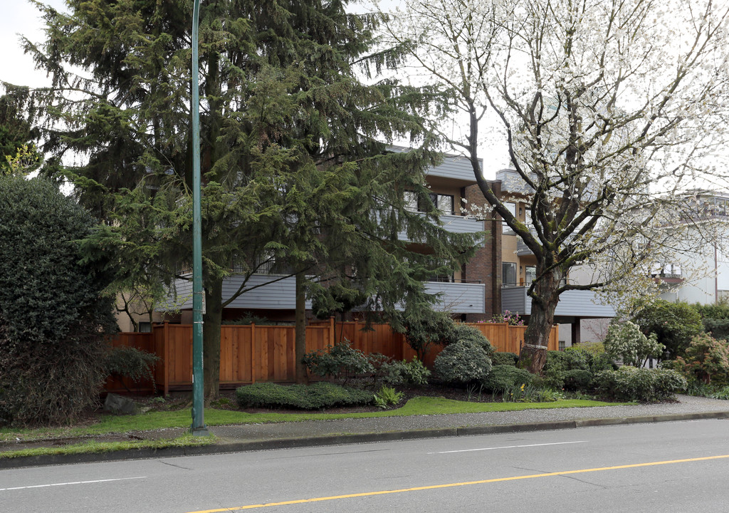 Kensington Place in Vancouver, BC - Building Photo