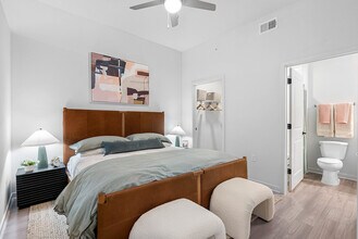 Lake Maggiore Apartments in St. Petersburg, FL - Foto de edificio - Building Photo
