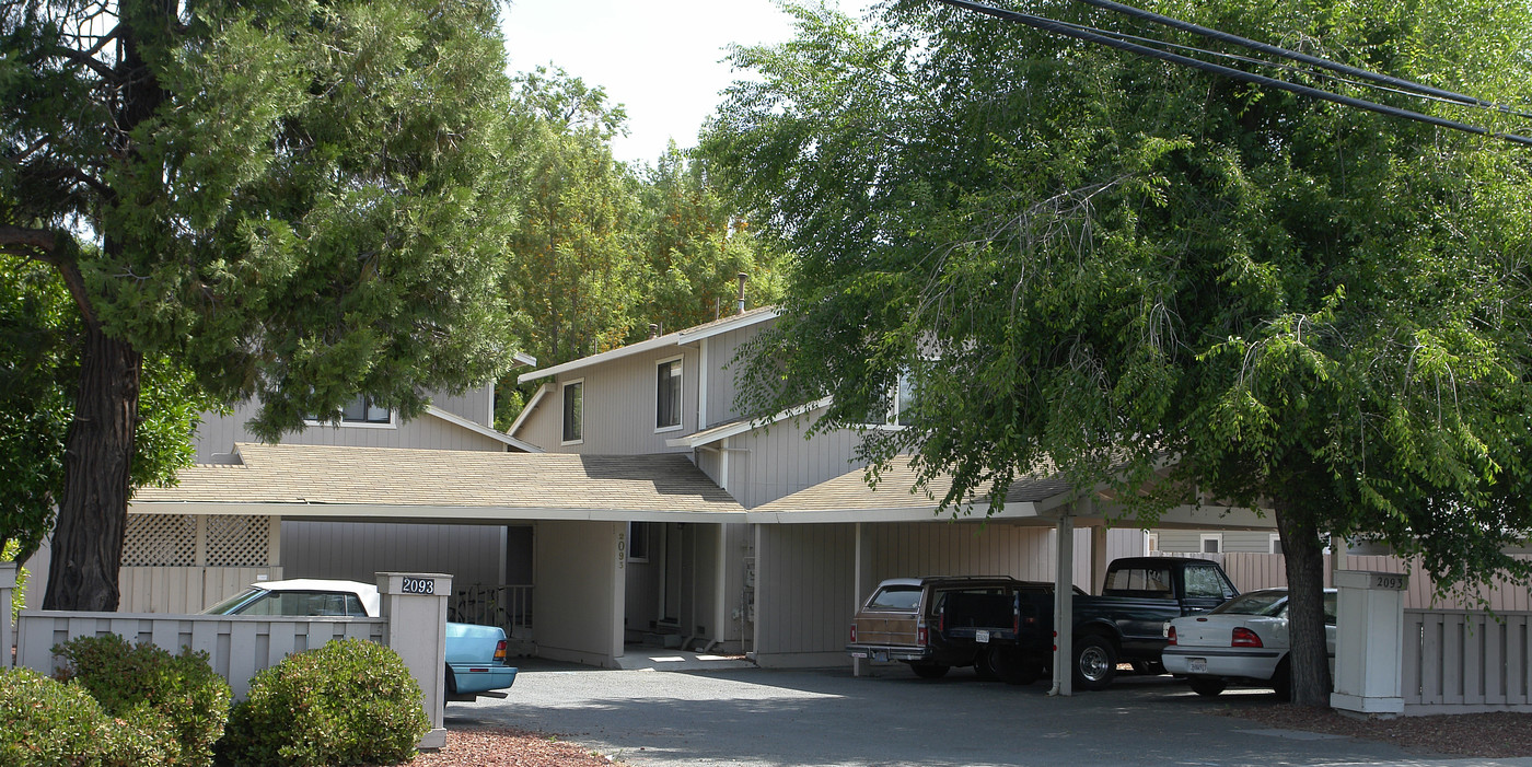 2093 Solano Way in Concord, CA - Foto de edificio