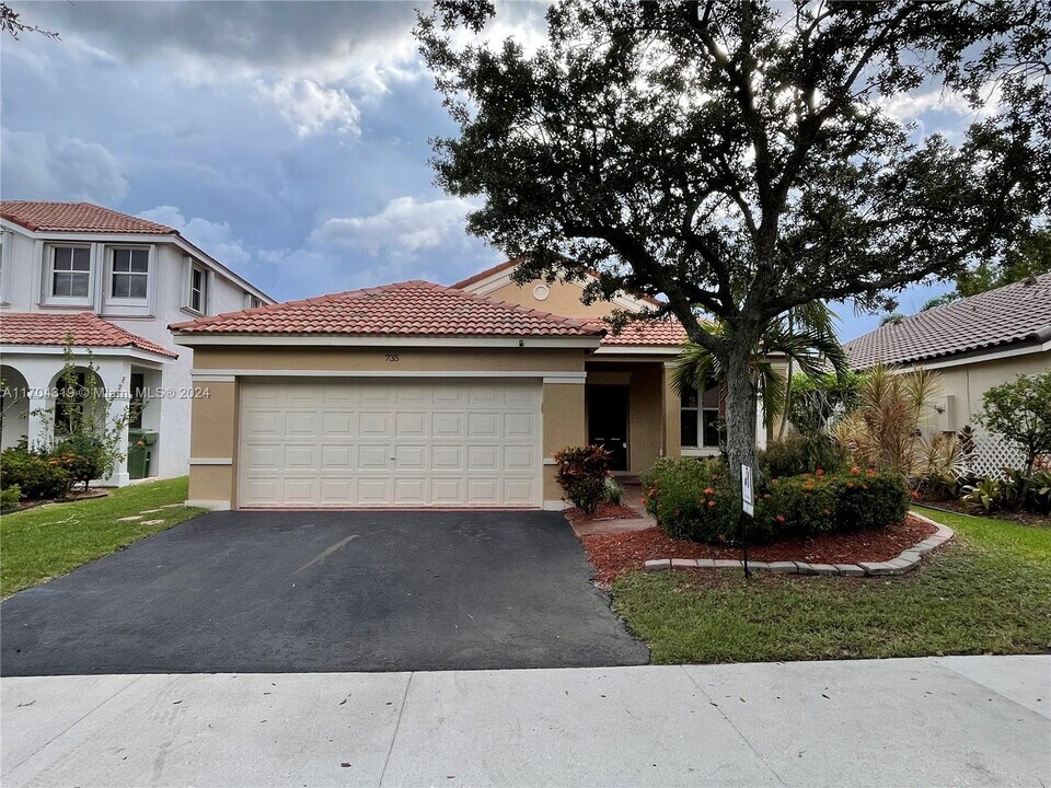 735 Sand Creek Cir in Weston, FL - Foto de edificio