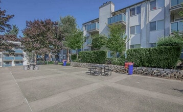 Foster Creek in Tukwila, WA - Foto de edificio - Building Photo