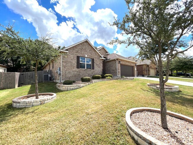 914 Oyster Creek in Buda, TX - Foto de edificio - Building Photo