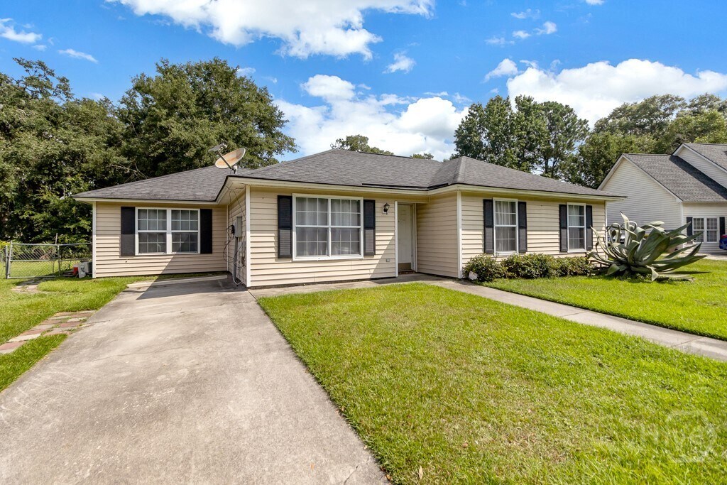 402 Sterling Creek Dr in Richmond Hill, GA - Building Photo