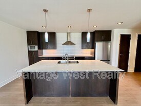 2040-2040 Springfield Rd in Kelowna, BC - Building Photo