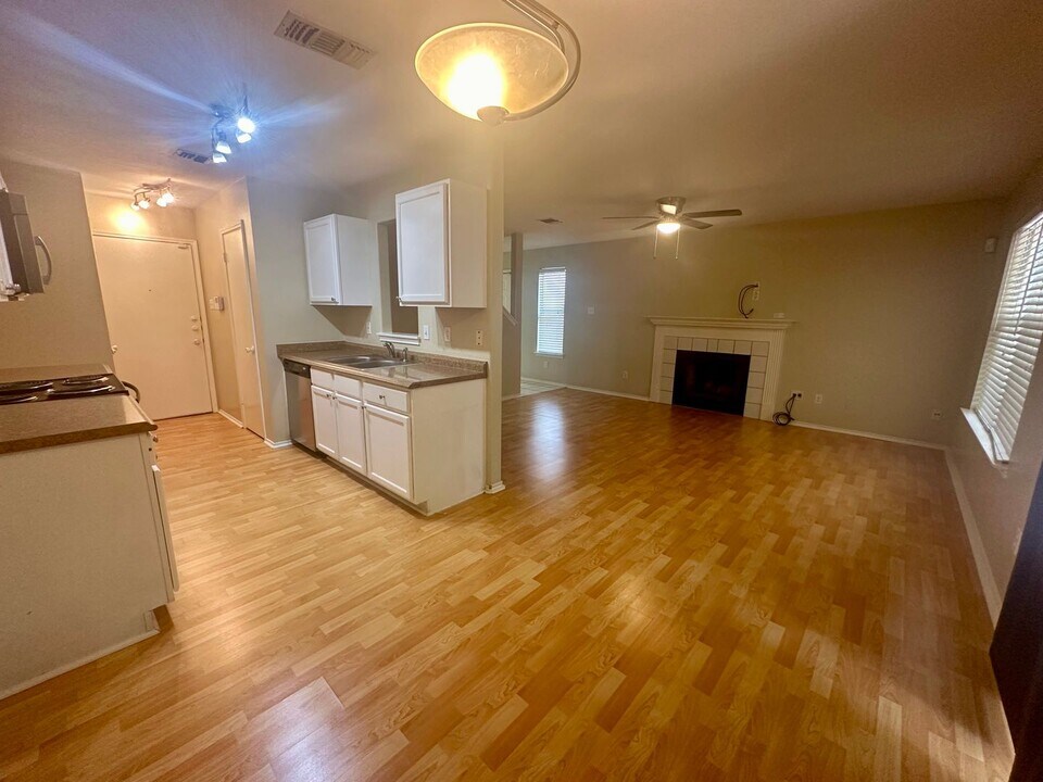 6050 Bantry Bay in San Antonio, TX - Building Photo