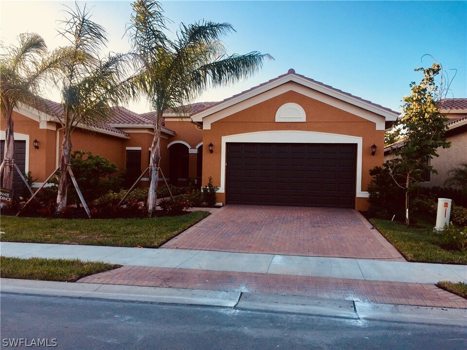 13379 Silktail Dr in Naples, FL - Building Photo