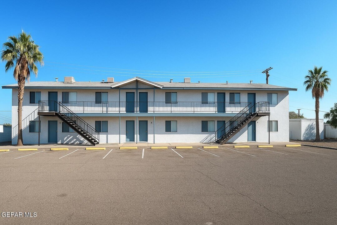 530 S Yarbrough Dr in El Paso, TX - Building Photo