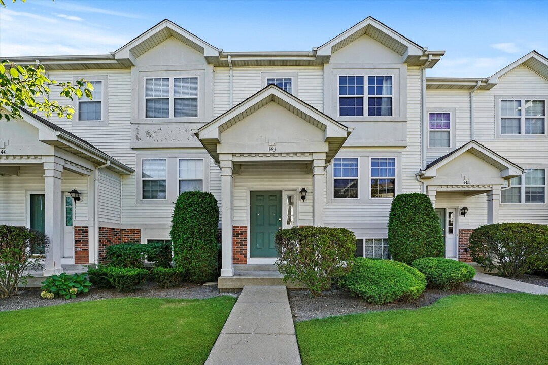 143 Holiday Ln in Hainesville, IL - Foto de edificio