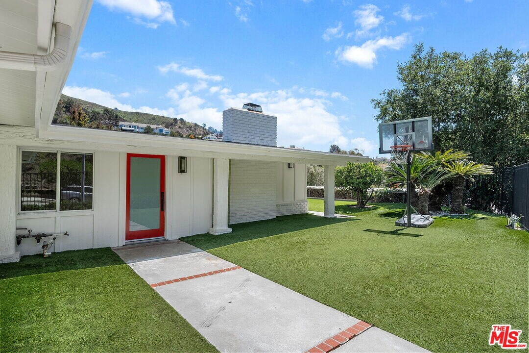 1300 Bienveneda Ave in Los Angeles, CA - Building Photo