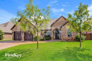 723 La Paloma Rd in Sanger, TX - Building Photo