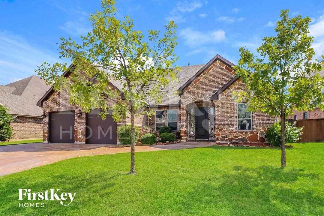 723 La Paloma Rd in Sanger, TX - Foto de edificio