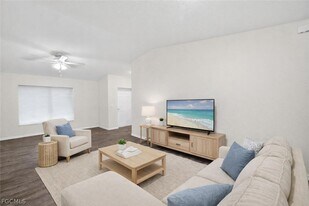 6056 Pecan Cir in La Belle, FL - Building Photo