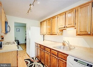 14427 Four Chimney Dr in Centreville, VA - Building Photo - Building Photo
