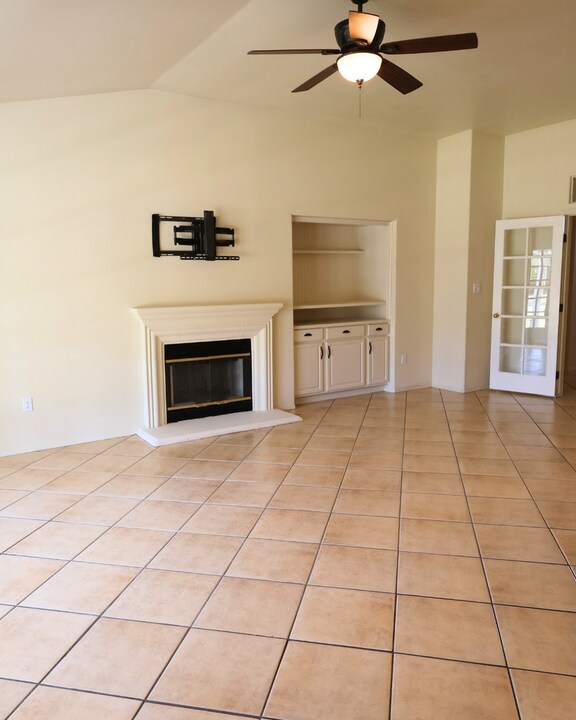 10013 Roehampton Ave in Bakersfield, CA - Building Photo