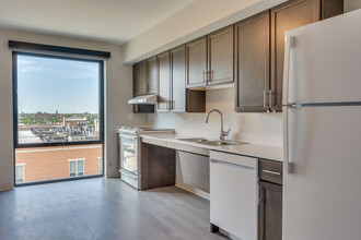 Warren Apartments in Chicago, IL - Building Photo - Interior Photo