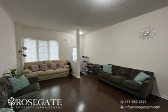 Spacious 4+Den Freehold Townhouse with 4 Parking & Walkout Garage – Brampton in Brampton, ON - Building Photo - Building Photo