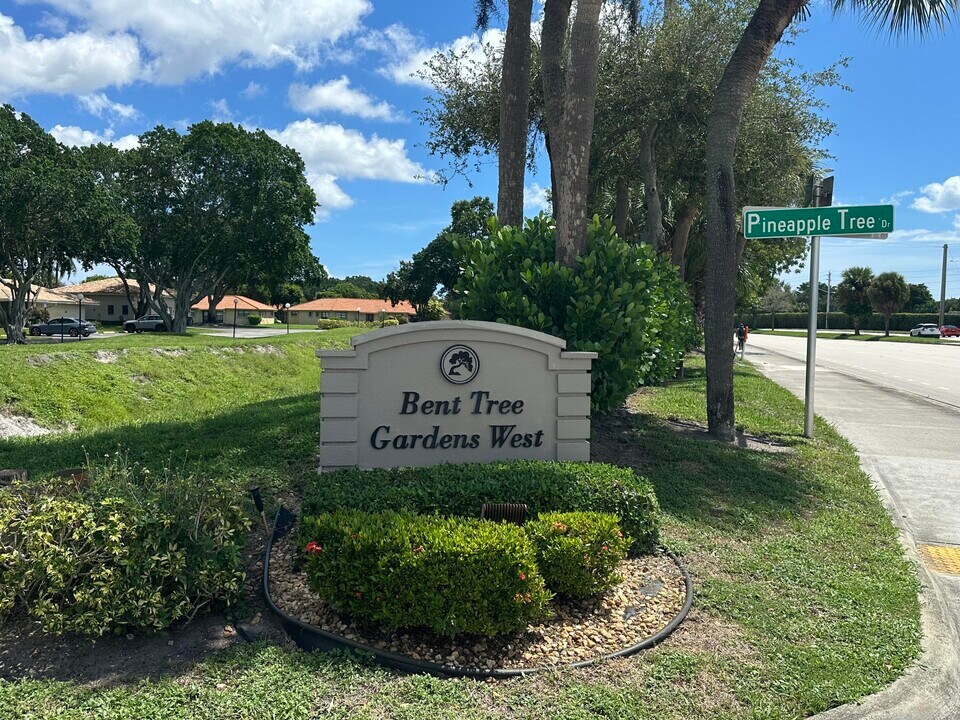 9845 Pineapple Tree Dr in Boynton Beach, FL - Building Photo
