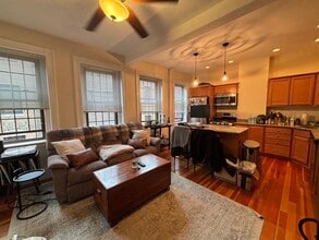 2 Myrtle St, Unit 5 in Boston, MA - Building Photo - Building Photo