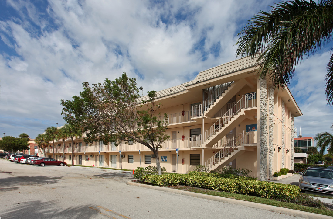 Lakeview in West Palm Beach, FL - Building Photo