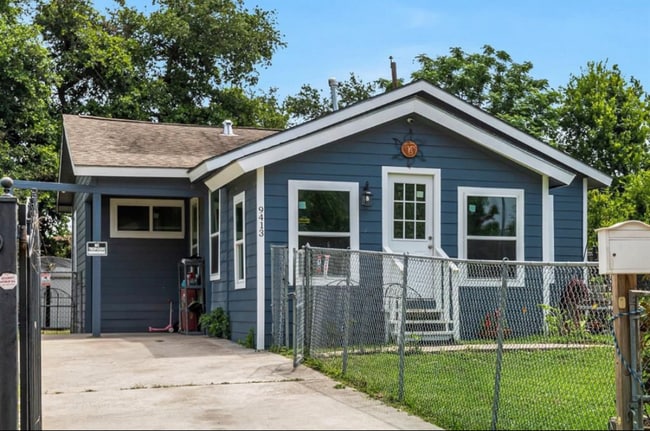9413 Clinton Dr in Houston, TX - Foto de edificio - Building Photo