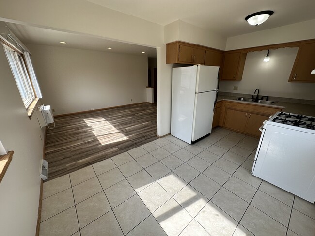 214 S River St, Unit 218-2 in Waterford, WI - Building Photo - Building Photo