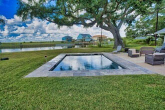 1288 County Rd 297 in Sargent, TX - Foto de edificio - Building Photo