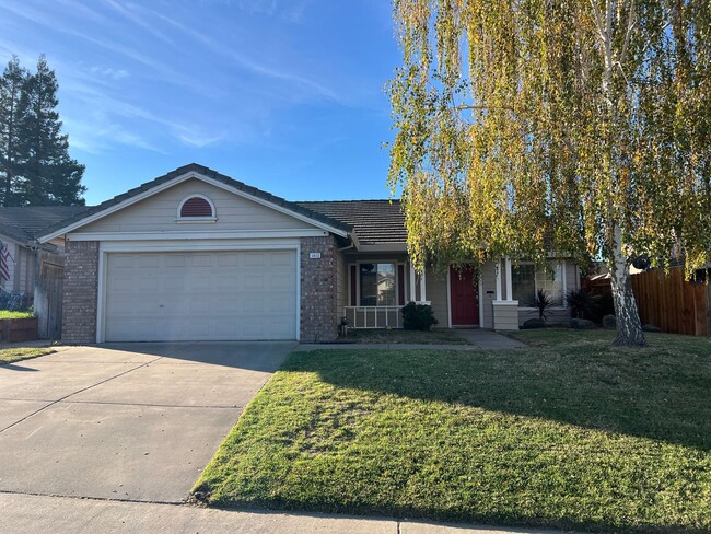 1413 E J St in Oakdale, CA - Foto de edificio - Building Photo