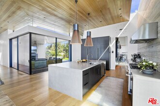 6755 Dume Dr in Malibu, CA - Building Photo - Building Photo