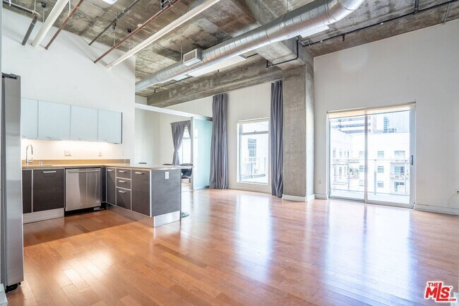 645 W 9th St, Unit 718 in Los Angeles, CA - Building Photo - Building Photo