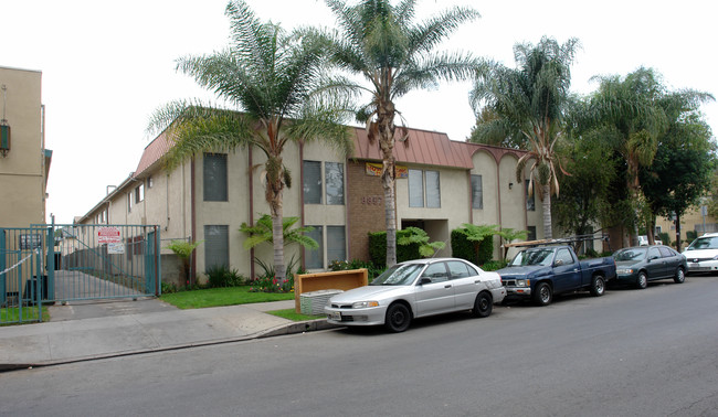 Cedros Apartments in Panorama City, CA - Foto de edificio - Building Photo