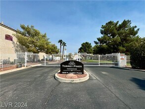 1900 N Torrey Pines Dr in Las Vegas, NV - Building Photo - Building Photo