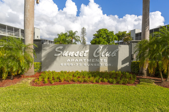 Sunset Club Apartments in South Miami, FL - Building Photo - Building Photo