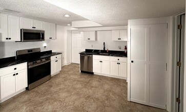 7809 Dover Dr in Ypsilanti, MI - Foto de edificio - Building Photo
