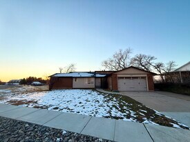 643 Woodridge Dr in Layton, UT - Building Photo