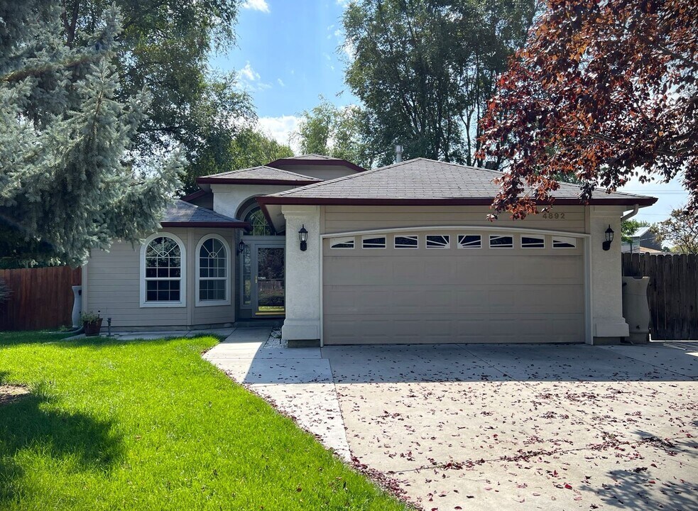 4892 N Edenburgh Way in Boise, ID - Building Photo