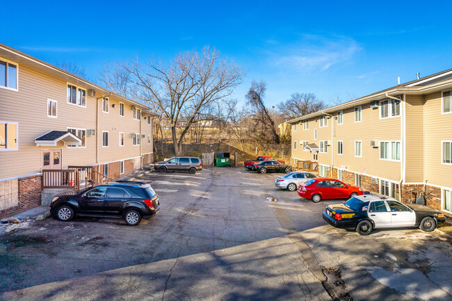 Garden Court Apartments in Des Moines, IA - Foto de edificio - Building Photo