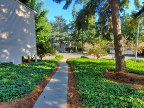 Lakeridge Apartments in Bellevue, WA - Building Photo - Building Photo