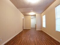 4003 Farmer St photo'